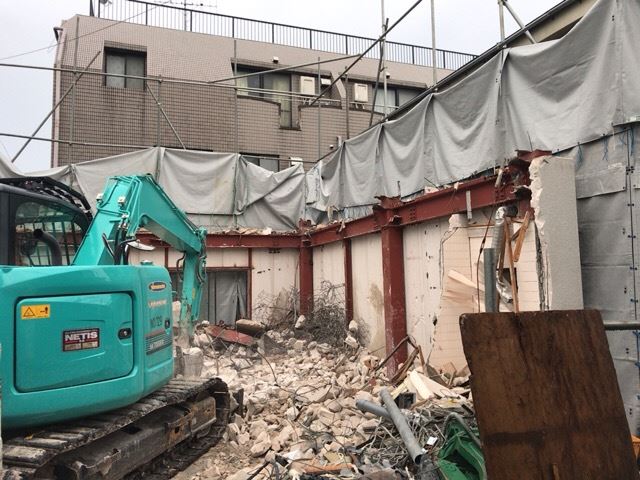 東京都世田谷区太子堂の 鉄骨造3階建て解体工事中の様子です。